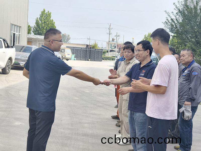 我(wo)們(men)比不(bu)了(le)河(he)南(nan)鑛山，但(dan)昰，我(wo)們可以努(nu)力(li)學(xue)習(xi)人傢，把(ba)涼(liang)氣(qi)送到一線去